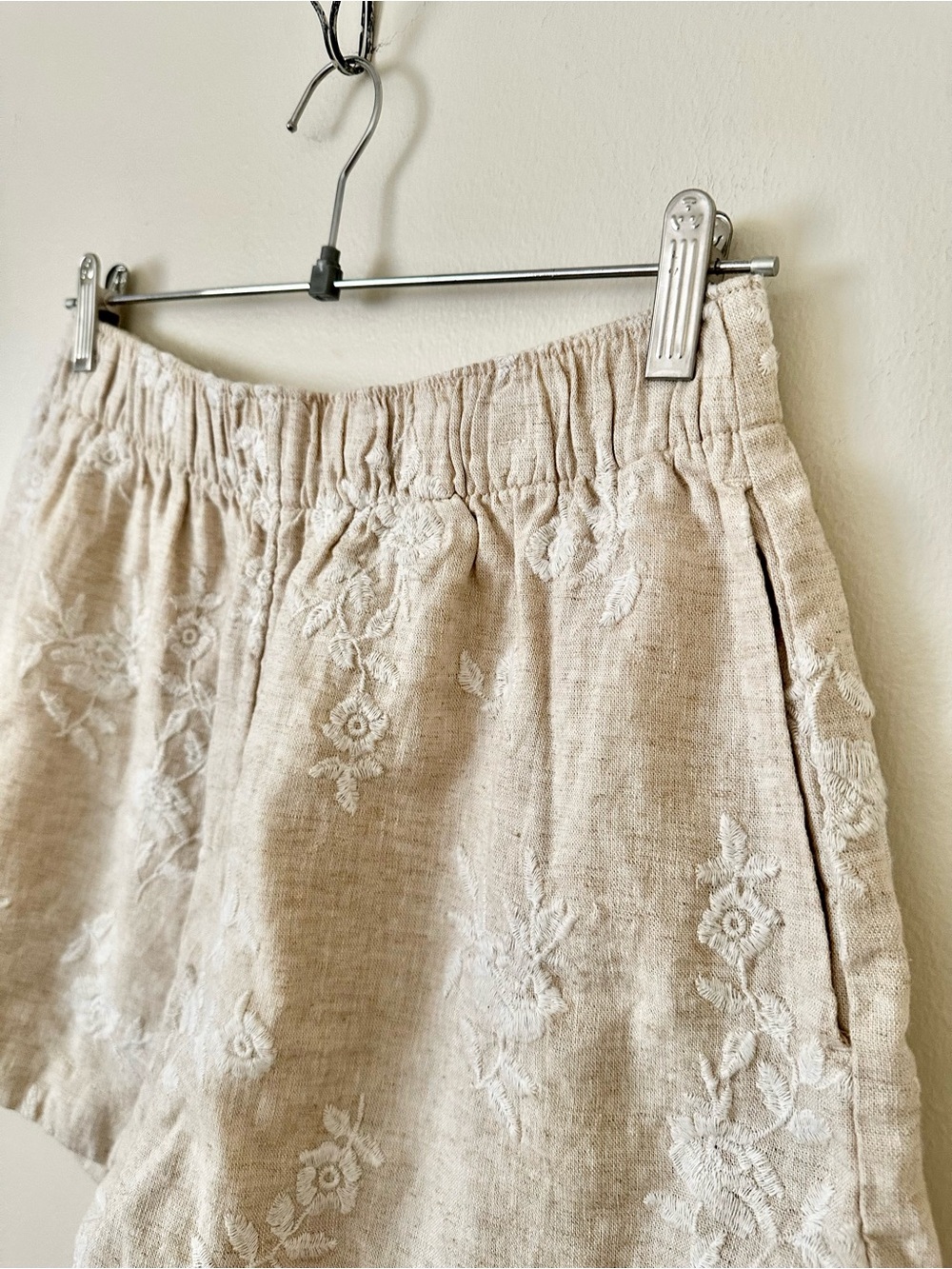 | abercrombie & fitch • taupe floral embroidered linen shorts • medium | - Picture 2 of 7